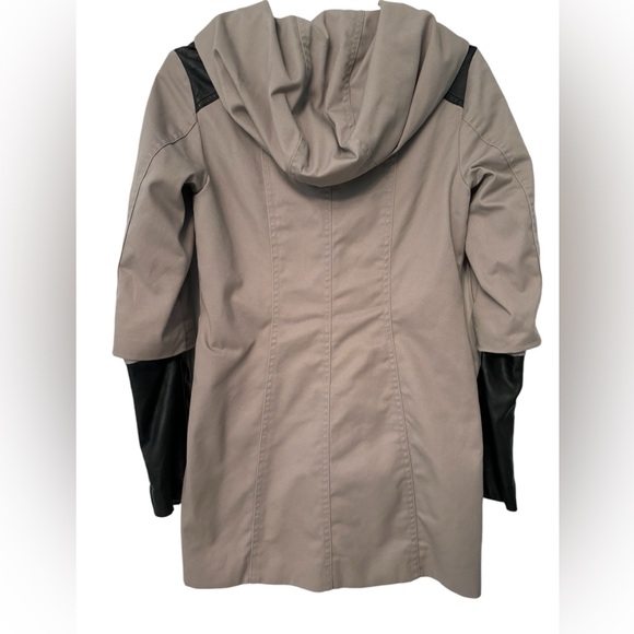 Stunning trenchcoat with edgy accents - Picture 2 of 7